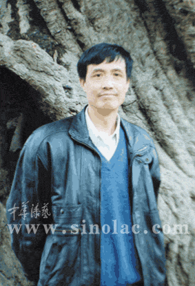 尚涂当代艺术空间一次重量级的展览——《南风——尚涂当代漆艺邀请展(2)》。这次我们有幸请来了来自福州的漆画界前辈:王和举、吴川、陈明光、陈思纯四位老师。他们分别代表了漆画界的老年、中年作者群。他们的艺术历程见证了中国漆画的发展和变革,是当代极具代表性和影响力的漆画家。他们几十年来,一直不间断的致力于漆画艺术语言的研究,致力于个人艺术风格的探索,几位老师无论是在美术界、漆画界的地位,还是作品的艺术魅力,都堪称重量级。