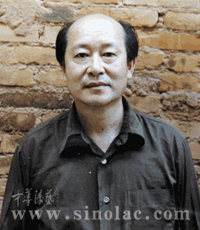尚涂当代艺术空间一次重量级的展览——《南风——尚涂当代漆艺邀请展(2)》。这次我们有幸请来了来自福州的漆画界前辈:王和举、吴川、陈明光、陈思纯四位老师。他们分别代表了漆画界的老年、中年作者群。他们的艺术历程见证了中国漆画的发展和变革,是当代极具代表性和影响力的漆画家。他们几十年来,一直不间断的致力于漆画艺术语言的研究,致力于个人艺术风格的探索,几位老师无论是在美术界、漆画界的地位,还是作品的艺术魅力,都堪称重量级。